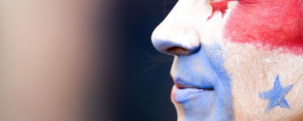 Una persona con la bandera de Panamá pintada en la cara - Sputnik Mundo