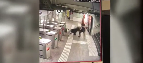 Agresión en metro de Barcelona Agresión en metro de Barcelona - Sputnik Mundo