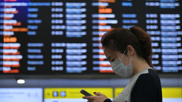 Una chica con máscarilla en el aeropuerto de Sheremetievo, Rusia - Sputnik Mundo