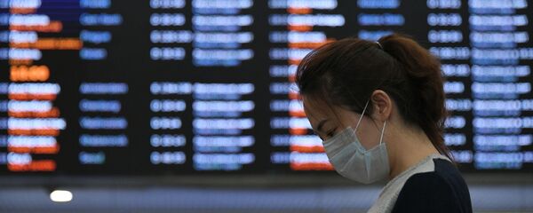 Una chica con máscarilla en el aeropuerto de Sheremetievo, Rusia - Sputnik Mundo