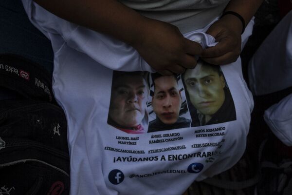 Familias de jóvenes desaparecidos en Ciudad de México arremeten contra las autoridades - Sputnik Mundo