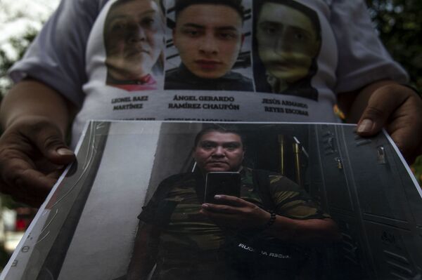 Familias de jóvenes desaparecidos en Ciudad de México arremeten contra las autoridades - Sputnik Mundo