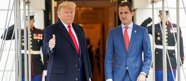 El presidente estadounidense, Donald Trump, y líder opositor venezolano Juan Guaidó - Sputnik Mundo