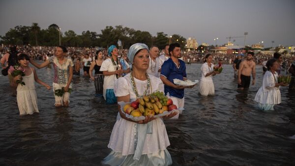 Celebración de Iemanjá el 2 de febrero en una playa de Montevideo, Uruguay - Sputnik Mundo