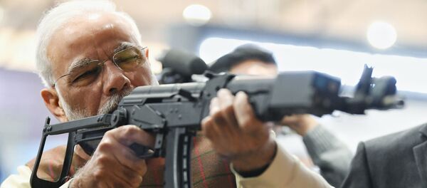 Премьер-министр Индии Нарендра Моди с винтовкой на 11-ой международной выставке оборонной промышленности Defexpo India 2020 Премьер-министр Индии Нарендра Моди с винтовкой на 11-ой международной выставке оборонной промышленности Defexpo India 2020 - Sputnik Mundo