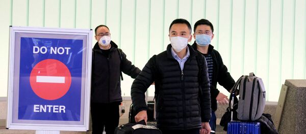 Unos chinos en mascarillas durante expansión del coronavirus  - Sputnik Mundo
