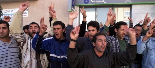 Varias personas protestan en El Ejido por los ataques xenófobos del 6 de febrero de 2000. - Sputnik Mundo