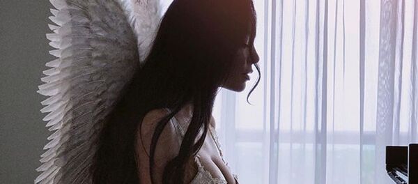 Una pianista sorprende a los internautas tocando dos pianos a la vez | Vídeo - Sputnik Mundo