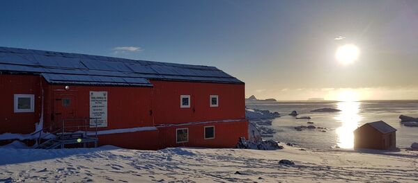 Fachada de la escuela n°38 en la Antártida durante el atarceder - Sputnik Mundo