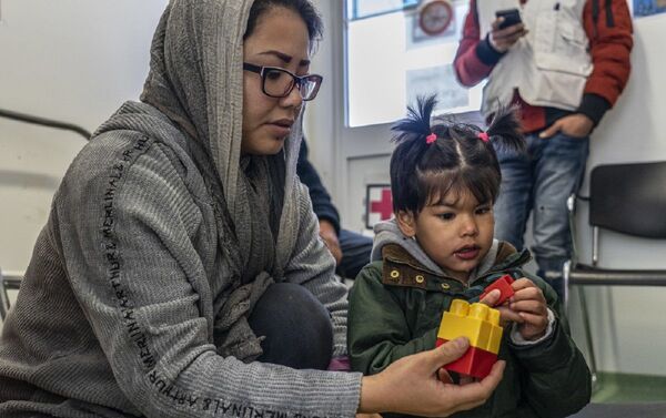 En campo de Moria hay más de 140 niños enfermos que necesitan atención en hospitales - Sputnik Mundo