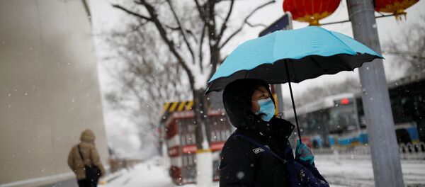 Mujer con mascarilla en Pekín - Sputnik Mundo