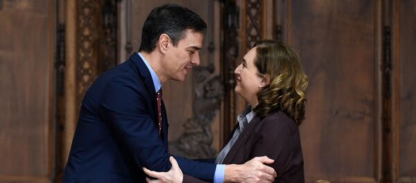 El presidente de España, Pedro Sánchez, y la alcaldesa de Barcelona, Ada Colau - Sputnik Mundo