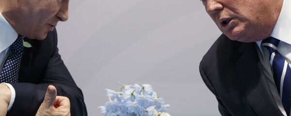 El presidente de Rusia, Vladímir Putin junto a su homólogo de EEUU, Donald Trump - Sputnik Mundo