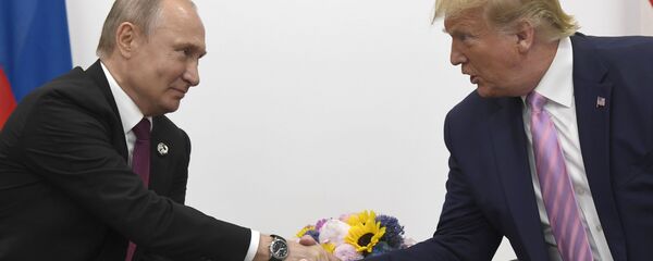 El presidente de Rusia, Vladímir Putin junto a su homólogo de EEUU, Donald Trump - Sputnik Mundo