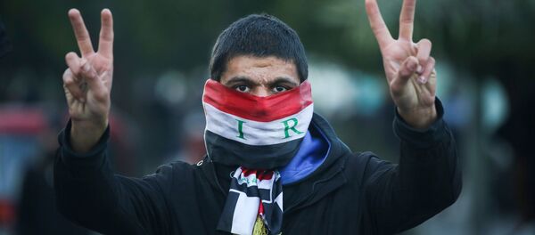 Manifestante iraquí en Bagdad durante las protestas antigubernamentales - Sputnik Mundo