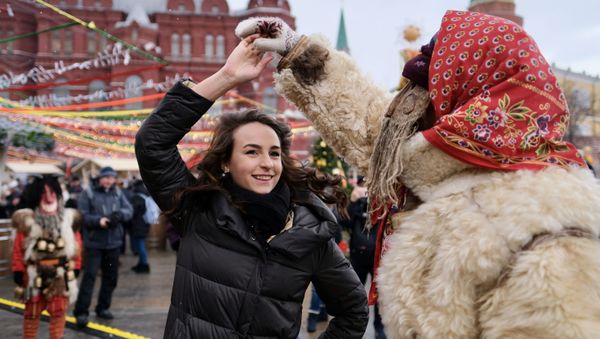 Una chica en la Plaza Manezhnaya en Moscú, Rusia Una chica en la Plaza Manezhnaya en Moscú, Rusia - Sputnik Mundo