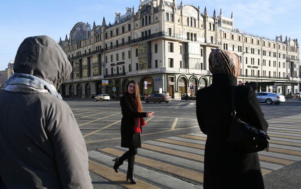 Una chica cerca del Hotel Metropol en Moscú, Rusia Una chica cerca del Hotel Metropol en Moscú, Rusia - Sputnik Mundo