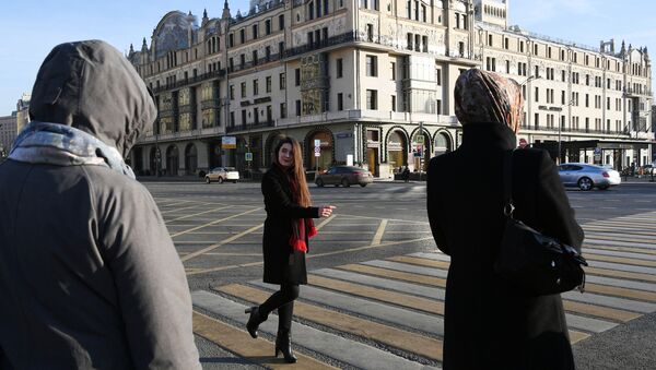 Una chica cerca del Hotel Metropol en Moscú, Rusia - Sputnik Mundo