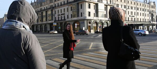 Una chica cerca del Hotel Metropol en Moscú, Rusia Una chica cerca del Hotel Metropol en Moscú, Rusia - Sputnik Mundo