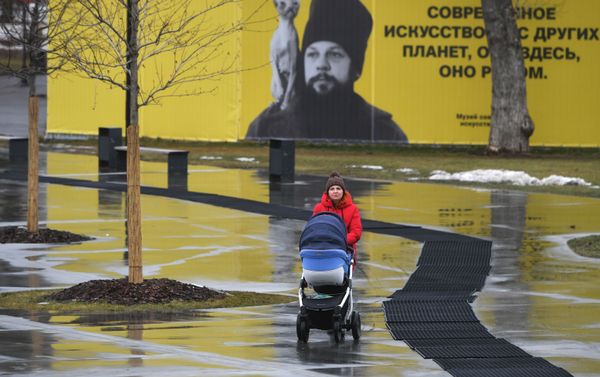 Una mujer cerca del parque Gorkiy en Moscú en enero 2020 Una mujer cerca del parque Gorkiy en Moscú en enero 2020 - Sputnik Mundo
