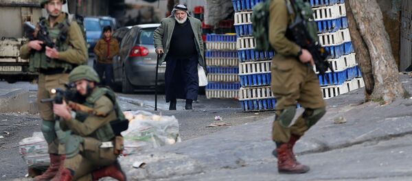 Un palestino y los soldados israelíes  - Sputnik Mundo