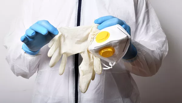 Mascarilla y guantes de protección contra el coronavirus