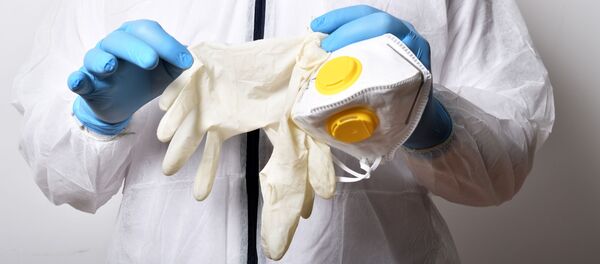 Mascarilla y guantes de protección contra el coronavirus - Sputnik Mundo