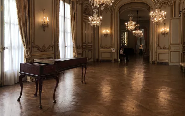 El salón de baile está diseñado al estilo Regencia, del siglo XVIII El salón de baile está diseñado al estilo Regencia, del siglo XVIII - Sputnik Mundo