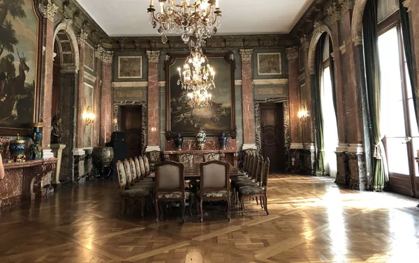 El salón comedor tiene influencias del estilo barroco francés utilizados en algunos salones de Versalles El salón comedor tiene influencias del estilo barroco francés utilizados en algunos salones de Versalles - Sputnik Mundo