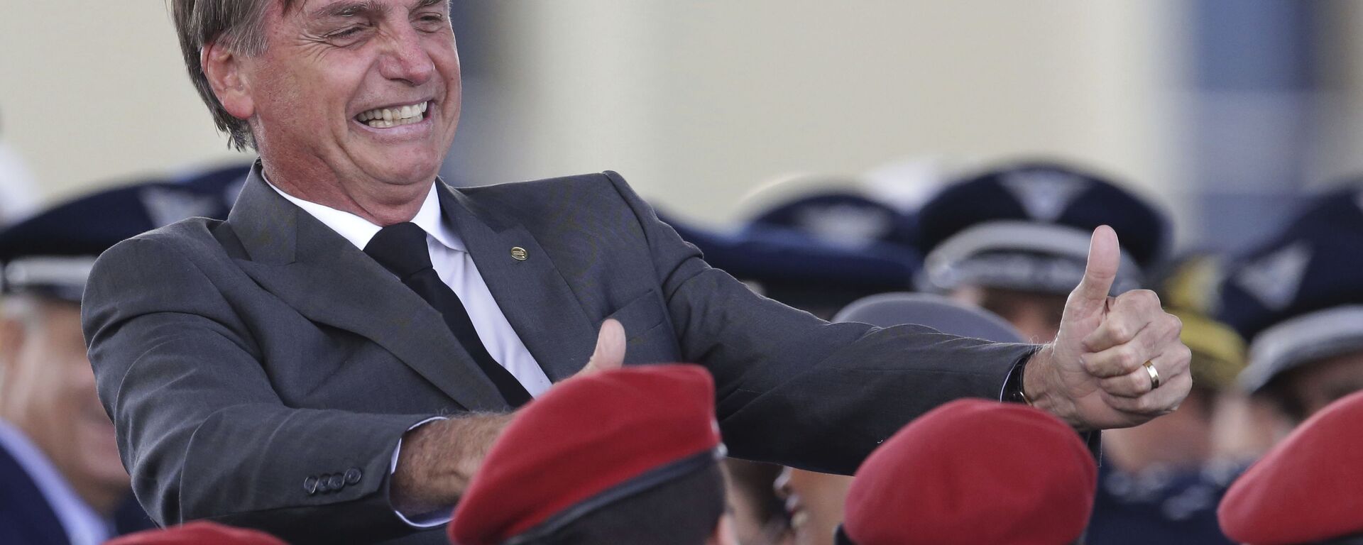 El presidente de Brasil Jair Bolsonaro celebra junto a efectivos militares - Sputnik Mundo, 1920, 09.08.2021
