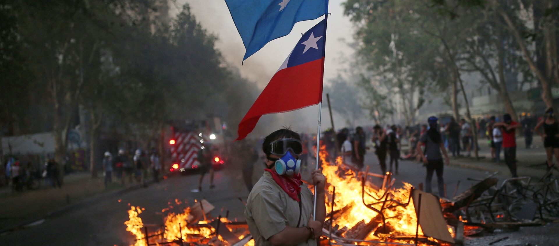 Manifestante con bandera de Chile y bandera mapuche en una barricada - Sputnik Mundo, 1920, 08.02.2020