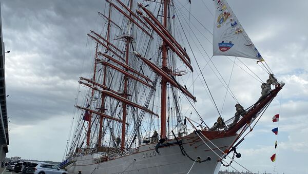 El velero ruso Sedov, que cuenta con 117,5 metros de eslora y logra alcanzar una velocidad de casi 19 kilómetros por hora. - Sputnik Mundo