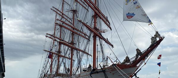 El velero ruso Sedov, que cuenta con 117,5 metros de eslora y logra alcanzar una velocidad de casi 19 kilómetros por hora. - Sputnik Mundo