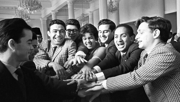 Unos estudiantes de la Universidad de la Amistad de los Pueblos en 1962 - Sputnik Mundo