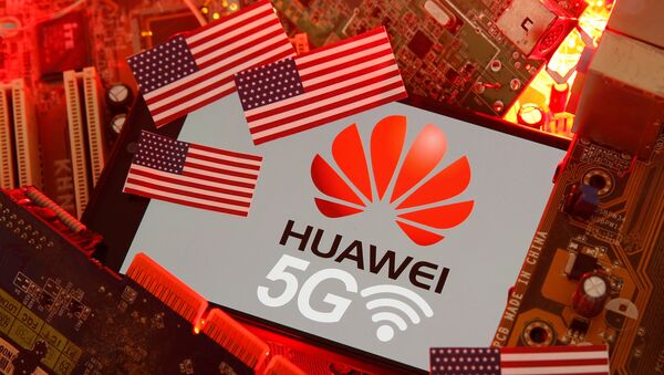 Las banderas de EEUU y el logo de Huawei - Sputnik Mundo