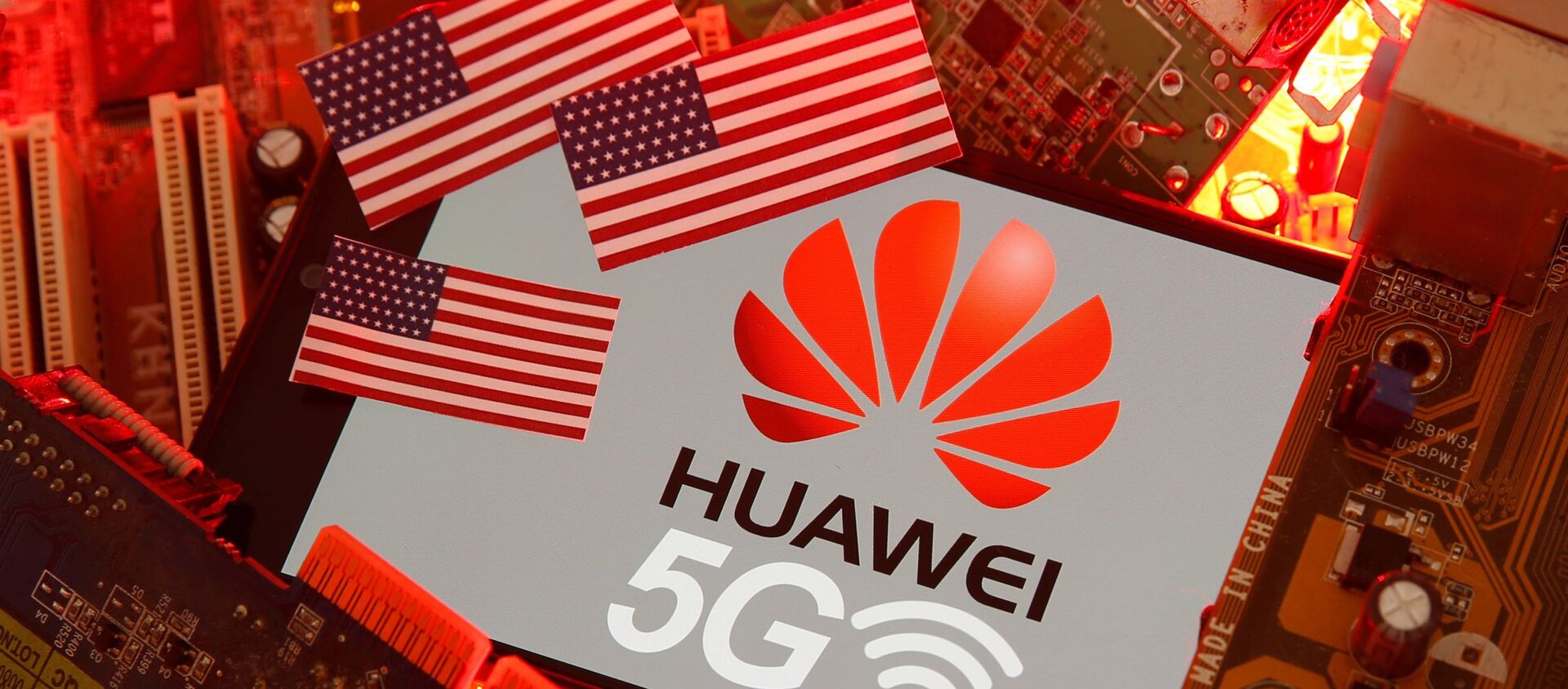 Las banderas de EEUU y el logo de Huawei - Sputnik Mundo, 1920, 14.02.2020