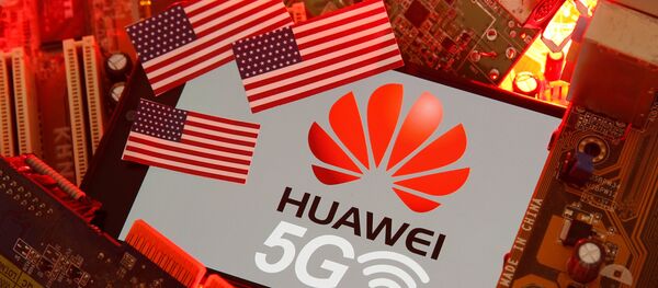 Las banderas de EEUU y el logo de Huawei - Sputnik Mundo