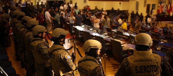 Los militares en el Parlamento de El Salvador - Sputnik Mundo
