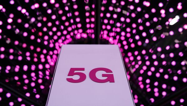 Antena 5G en el stand de Deutsche Telekom el primer día del Mobile World Congress (MWC) - Sputnik Mundo