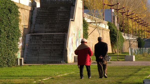 Ancianos caminando  - Sputnik Mundo