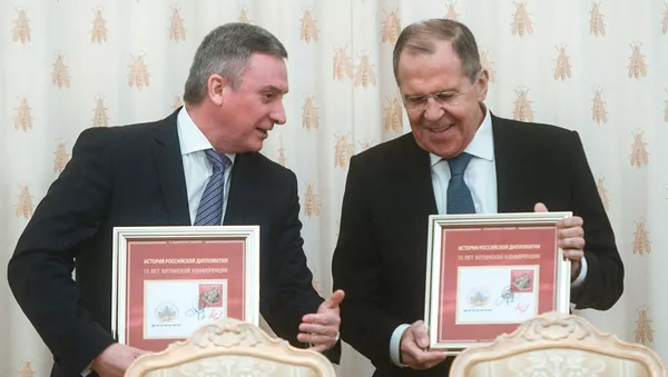 El Jefe de la Agencia Federal de Comunicaciones de Rusia, Oleg Dujovitsky y el ministro de Asuntos Exteriores de Rusia, Serguéi Lavrov, en la ceremonia de la cancelación del sello postal - Sputnik Mundo