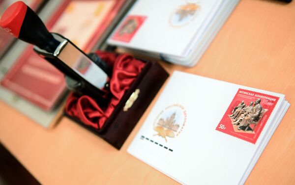 Sobres con sellos en la ceremonia de cancelación del sello postal emitido con motivo del 75 aniversario de la Conferencia de Yalta - Sputnik Mundo