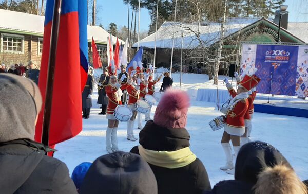 Desfile de chicas con tambores - Sputnik Mundo