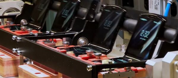 Unos móviles Motorola Razr durante un 'test' destinado a poner a prueba la durabilidad de la bisagra del dispositivo Unos móviles Motorola Razr durante un 'test' destinado a poner a prueba la durabilidad de la bisagra del dispositivo - Sputnik Mundo