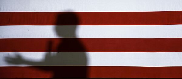 La bandera de EEUU y la sombra de un orador durante la campaña electoral de 2020 - Sputnik Mundo