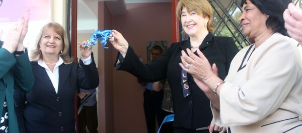 La viceministra de Educación Superior de Cuba, Miriam Alpizar, y la viceministra de Ciencia y Educación Superior de Rusia, Marina Borovskaya, cortan la cinta inaugural de la Facultad Preparatoria de idioma ruso en La Habana - Sputnik Mundo