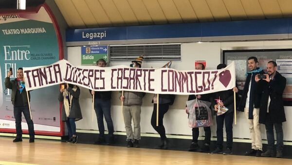Pedida de mano en el metro - Sputnik Mundo