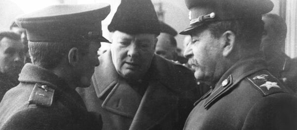 Conferencia de Yalta. Iósif Stalin habla con Winston Churchill (archivo) - Sputnik Mundo