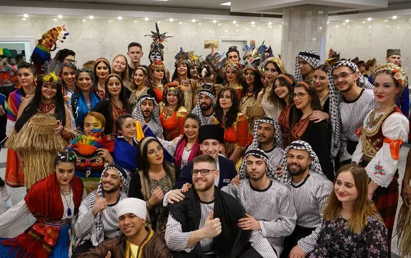 Estudiantes de la Universidad Rusa de la Amistad de los Pueblos vestidos en trajes típicos durante las celebraciones de los 60 años de la institución Estudiantes de la Universidad Rusa de la Amistad de los Pueblos vestidos en trajes típicos durante las celebraciones de los 60 años de la institución - Sputnik Mundo