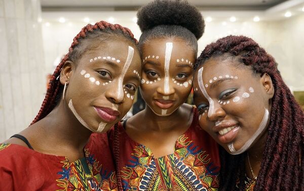 Jovenes africanas, estudiantes de la Universidad Rusa de la Amistad de los Pueblos, durante el concierto de los 60 años de la institución - Sputnik Mundo